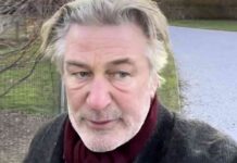 “жодного дня не минає”: алек болдуін розповів про щоденні думки після трагедії на майданчику вестерну “рас”