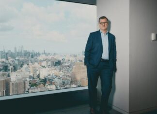 Эхо Криптобума: Скептик с Уолл-стрит Звучит Тревогу о Пузыре ИИ
В стремительном танце