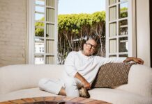 Шепот Архитектурной Мечты: Как Джонни Айв строит Империю за Здание
Прошло пять лет с те