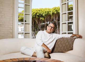 Шепот Архитектурной Мечты: Как Джонни Айв строит Империю за Здание
Прошло пять лет с те