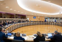 ЕС Затягивает Л網  Дезинформации: Добровольный Кодекс Превращается в Неумолимый Закон