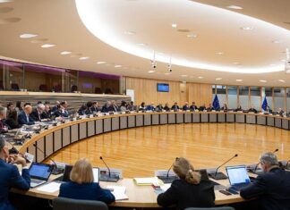 ЕС Затягивает Л網  Дезинформации: Добровольный Кодекс Превращается в Неумолимый Закон