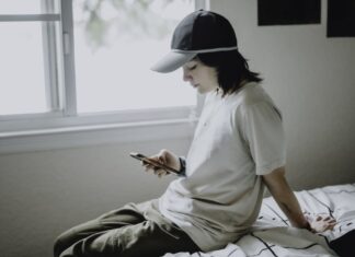 Кризові служби 988 для ЛГБТ-молоді в даний час мовчать