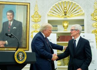 Технічні гіганти попереджають працівників H-1B: уникайте міжнародних поїздок через затримки віз