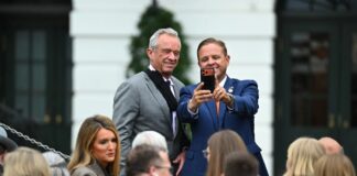 Administracja Trumpa uruchomiła aplikację mobilną Białego Domu umożliwiającą bezpośrednią komunikację z ICE