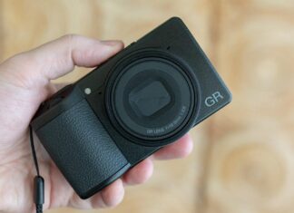 Ricoh GR IV: Компактний монстр, що змагається з камерою смартфона