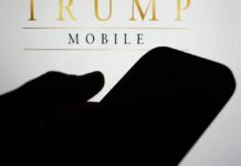 Телефон Трампа побачив світ (ну, майже)