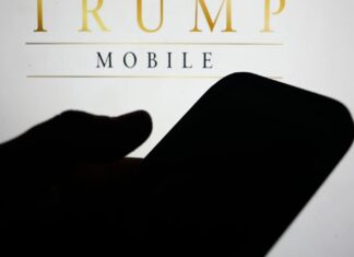 Телефон Трампа побачив світ (ну, майже)